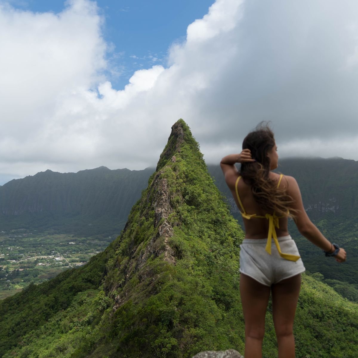 Foto ilustrativa de mulher observando uma paisagem de viagem