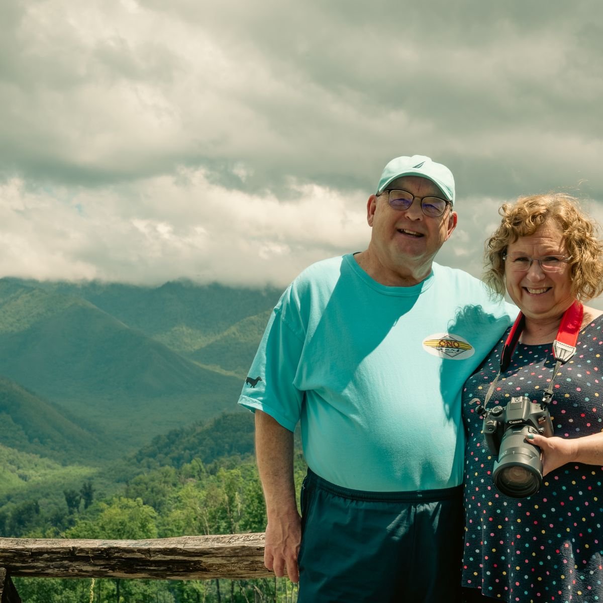 Foto ilustrativa de casal sorrindo durante uma viagem