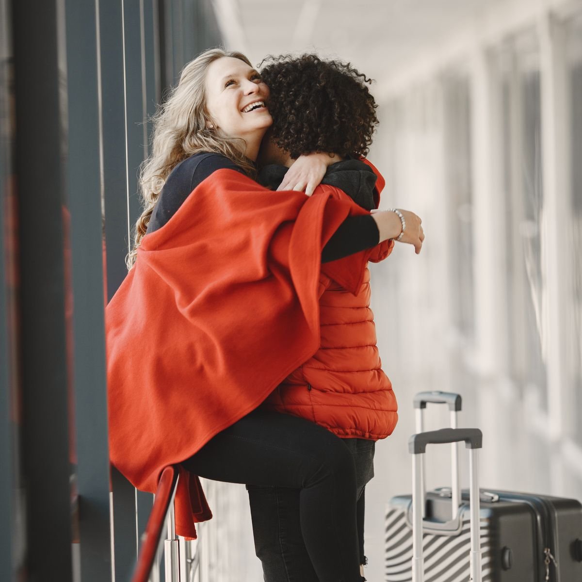 Foto ilustrativa de casal em uma viagem internacional