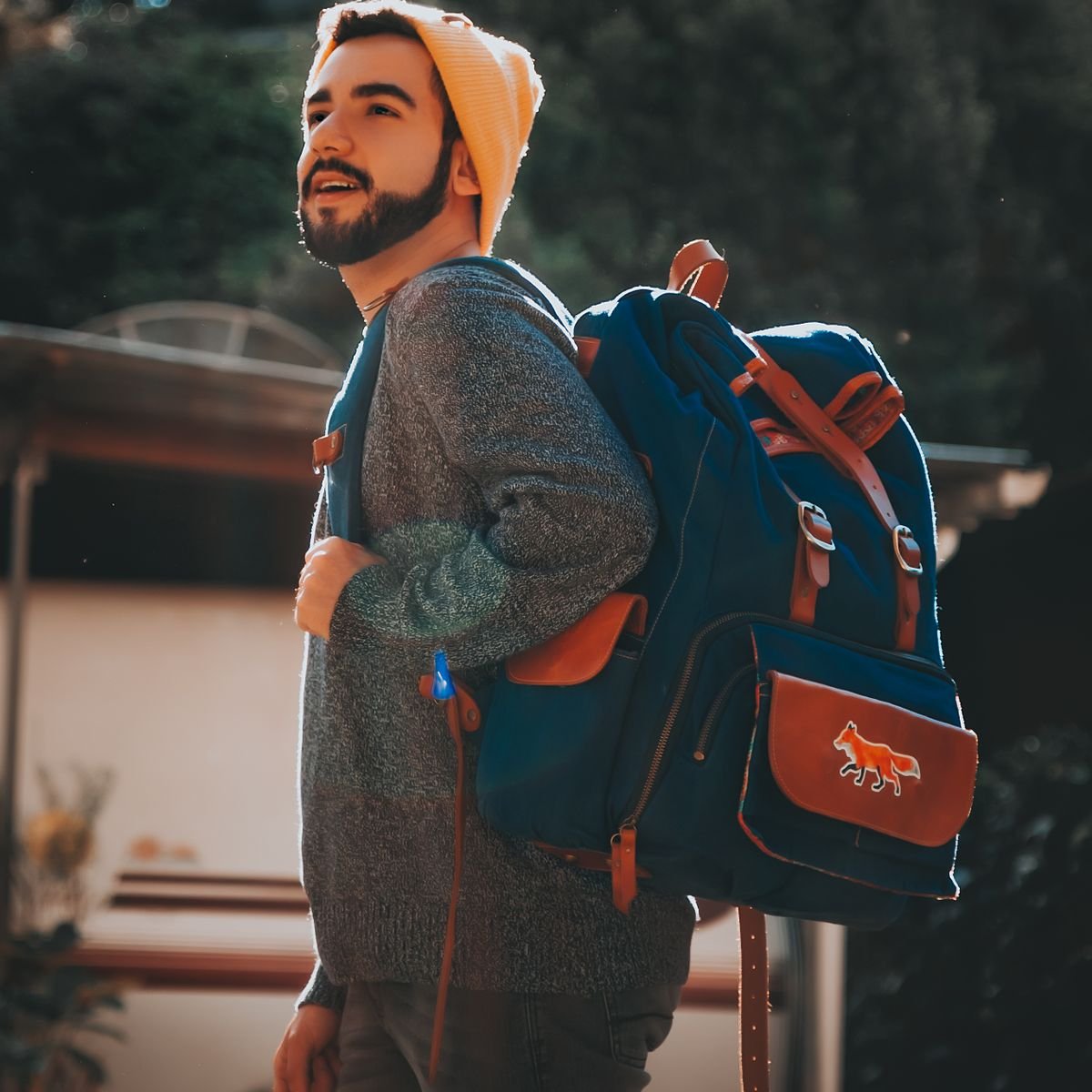Foto ilustrativa de homem viajando com mochila